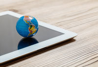 Mappemonde et tablette L'aide à la mobilité internationale