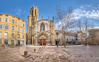 place avec un monument historique , et un immeuble jaune place Aix en Provence