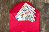 Enveloppe avec billets en euro ALF Allocation Logement familiale