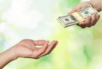 deux mains échangent des billets de dollards APL L'aide personnalisée au logement