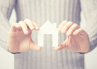 personne petite maison personne qui tient une petite maison