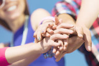 groupe réunissant leur mains mains réunies