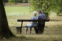 Deux personnes âgées de dos assis sur un banc retraités, assis, banc, nature