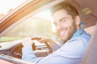 étudiant dans sa voiture Covoiturage: une solution avantageuse pour tout le monde