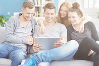 jeunes souriant que regardent une tablette jeunes regarde tablette