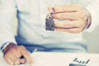 Homme avec une clefs et des documents L'assistance du Fond Solidarité Logement