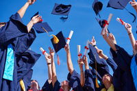 étudiants recevant leur diplome