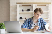 etudiant qui regarde ses notes