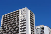 Immeuble blanc avec balcons CAF du Gers