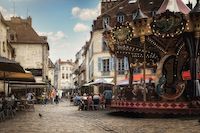place à Dijon avec un carouselle place à Dijon avec un un carouselle et des cafés