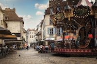 place à Dijon avec un un carouselle et des cafés