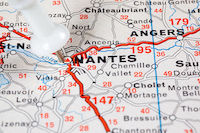 image d'une carte, avec une épingle dessus ciblé sur nantes