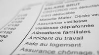 Feuille blanche avec écriture Choisir entre APL et allocation familiale