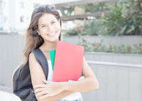 jeune étudiante souriante avec une pochette rouge jeune étudiante sourire