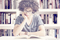 Concilier travail et études Etudiant qui révise