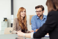 Conseiller et jeunes autour d'une table Conseil juridique avec l'ADIL