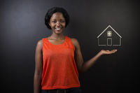 Femme qui tient une maison en bois Contrat de location pour un logement meublé