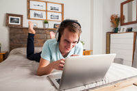 étudiant avec ordinateur Coucou student. Echanger sa chambre