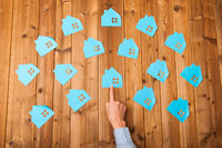 Post-its en forme de maison Critères à étudier dans un futur logement