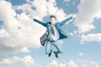 Jeune homme souriant qui saute jeune homme saut