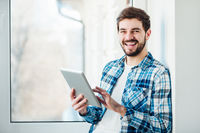 Jeune étudiant avec une tablette Crous de Dijon