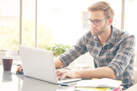 Etudiant devant son ordinateur étudiant qui travaille sur son ordinateur