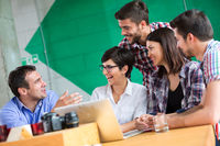 Jeunes étudiants en pleine conversation CROUS de Grenoble