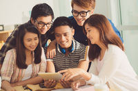Etudiants regardant un livre CROUS de la réunion
