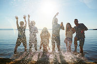 étudiants, filles, garçons, plage, lunettes, verre, eau