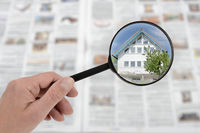 Loupe devant des annonces immobilières Décrypter une annonce immobilière