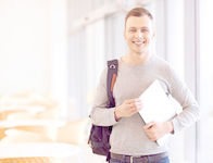 jeune homme souriant avec son ordinateur sport business