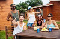 Groupe d'étudiant en vacances Etudiants: comment voyager moins cher