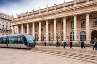 Tram sur une place de Bordeaux Etudier à Bordeaux