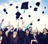 Jeunes diplômés jetant leur chapeau Etudier à Tours