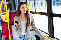 Etudiante dans le métro parisien Etudier et sortir à Paris