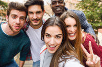 Etudiants qui font la fête Faire une fête dans un appartement étudiant