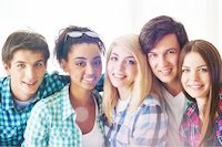 Groupe de jeunes filles et de jeunes garçons filles garçons jeunes groupe