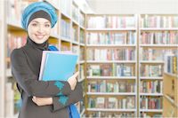 Fille dans une bibliothèque Pass culture