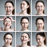 Une fille prend en photo plusieurs expressions de son visage fille, t-shirt blanc, seule, photos
