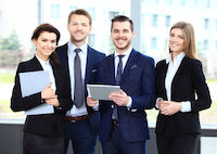 Une équipe d'entreprise prête à travailler hommes, femmes, tenue professionnelle, ordinateurs, documents