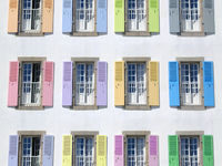 Façade aux fenêtres colorées Logement étudiant à Avignon