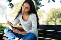 Etudiante lisant sur un banc étudiante banc livre