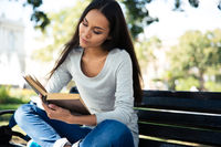 femme qui lit un livre Découvrir Paris