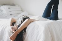 Une étudiante allongée sur son lit fille, étudiante, lit