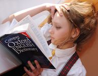 Jeune fille anglais dictionnaire Fille, apprendre, anglais, oxford, dictionnaire, jeune fille, cours, apprentissage, langue, language, orthographe, grammaire