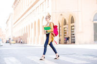 jeune femme marchant avec son sac et ses dossiers jeune femme marche affaires