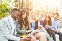 étudiants regardant un iPad image fotolia