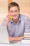étudiant devant son ordinateur cherchant quoi manger