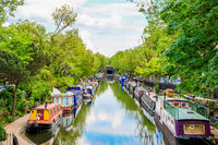 Péniches sur un canal Les logements insolites
