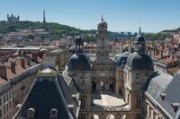 Lyon, Fourvière, Basilique, Tour métallique, Hôtel de Ville, architecture, toits rouges, centre-ville, patrimoine, panorama urbain, France, Cœur historique de Lyon